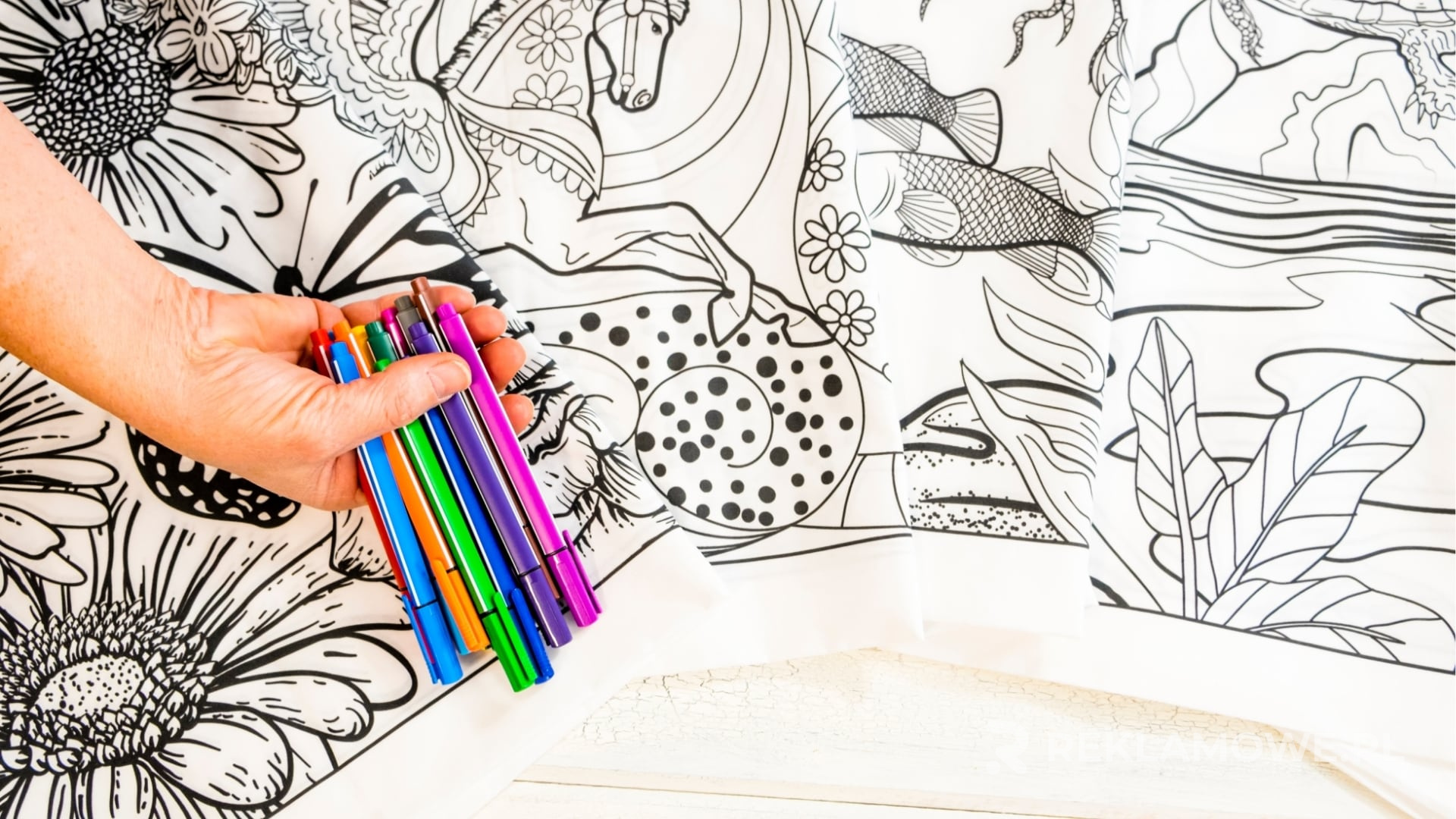 Dziecko malujące kolorowankę reklamową