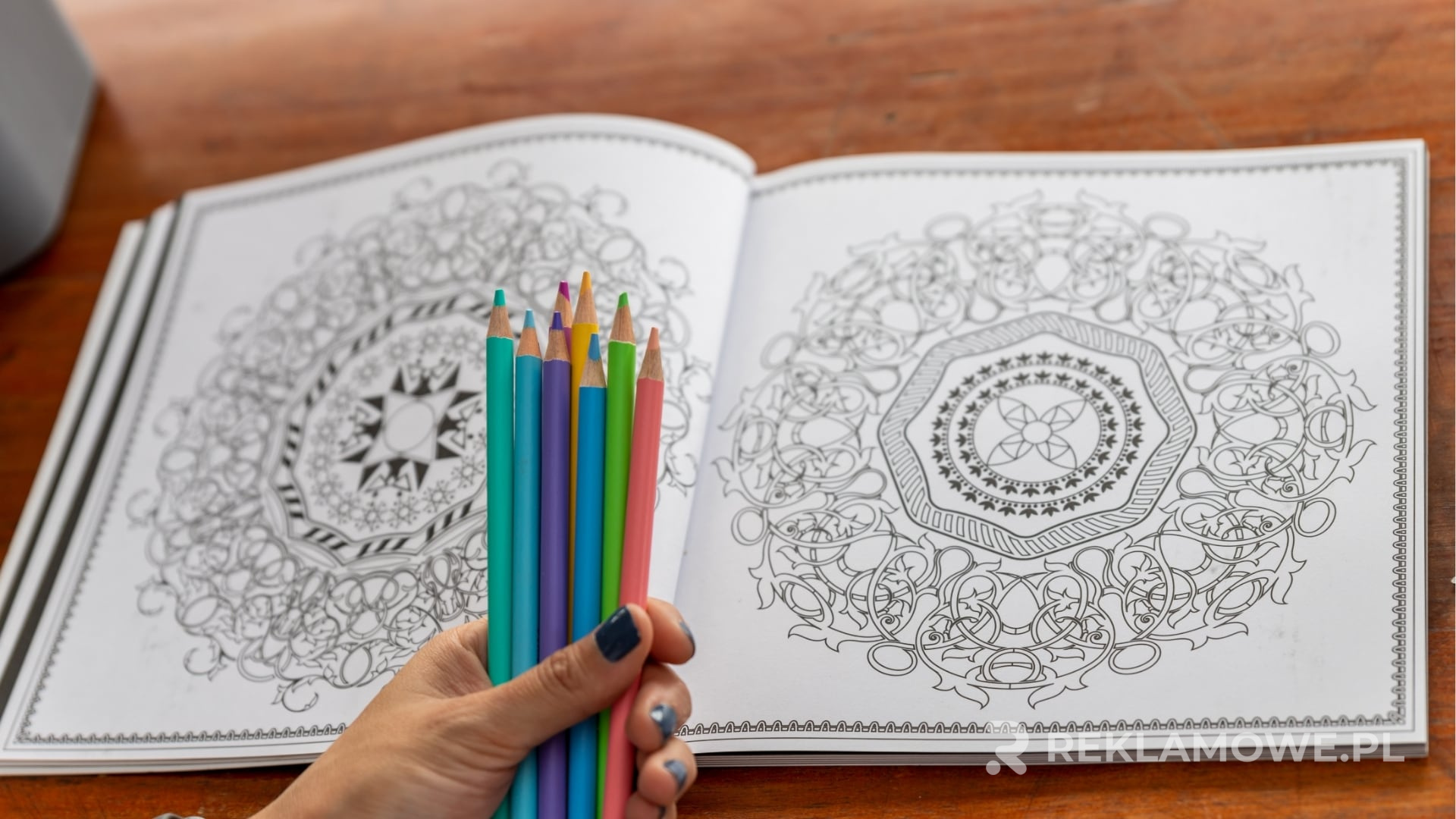 Zdjęcie przedstawiające nowoczesny design kolorowanek reklamowych