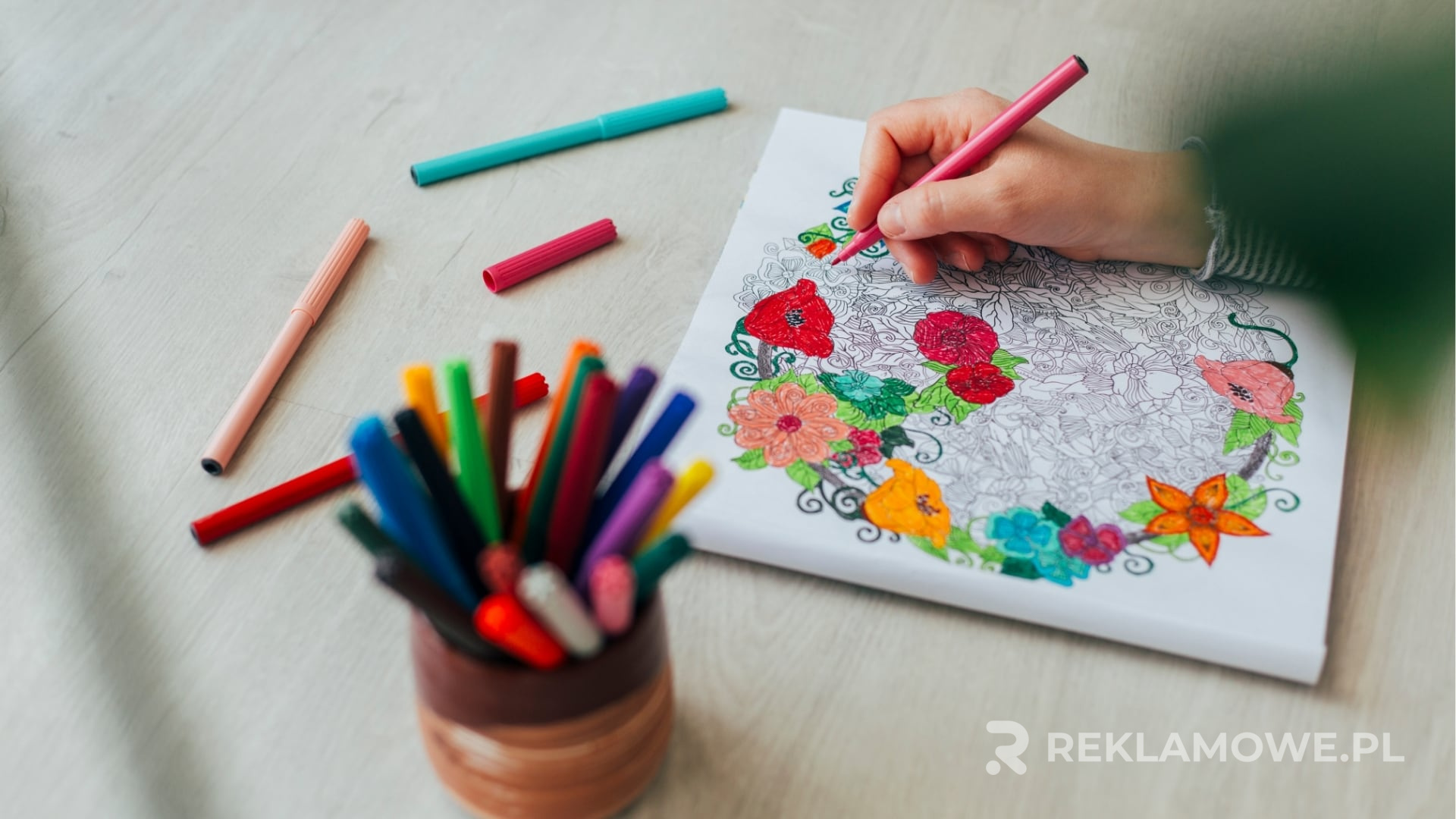 Rodzice i dzieci kolorujące wspólnie jako element kampanii reklamowej